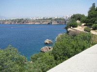Viduržemio jūros krantas ir matomi Antalijos miesto namai